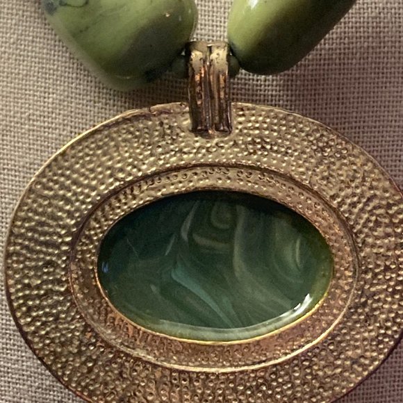 Vintage collar length necklace with large, framed cabochon pendant. - Picture 2 of 4